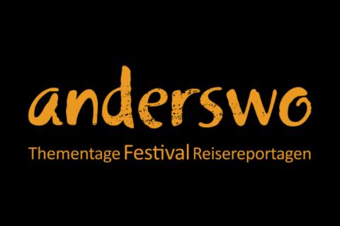 In orangener, geschwungener Schrift steht "anderswo Thementage Festival Reisereportagen" auf einem weißen Hintergrund