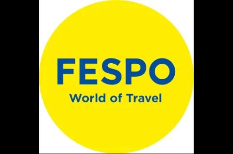 In blauer Schrift steht "FESPO World of Travel" in einem gelben Kreis