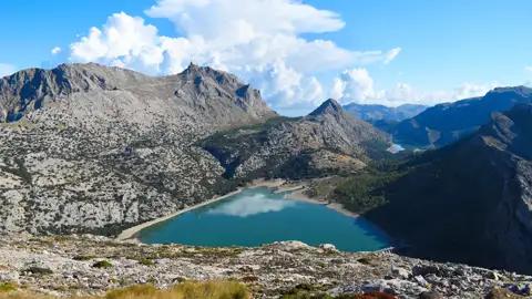Panoramablick auf den Cúber-Stausee und die umliegende Berglandschaft der Tramuntana.