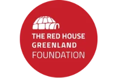 In einem roten Kreis ist ein weißes Iglu abgebildet. Außerdem steht in weißer Schrift der Schriftzug The Red House Foundation Greenland im Kreis.