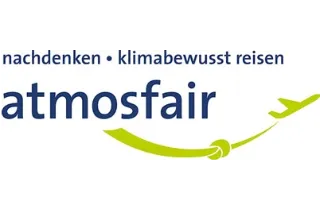 Vor weißem Hintergrund steht in blauer Schrift der Name atmosfair. Darüber stehen die Worte nachdenken und klimabewusst reisen. Darunter ist ein hellgrünes Flugzeug abgebildet