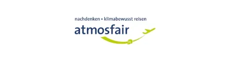 Vor weißem Hintergrund steht in blauer Schrift der Name atmosfair. Darüber stehen die Worte nachdenken und klimabewusst reisen. Darunter ist ein hellgrünes Flugzeug abgebildet