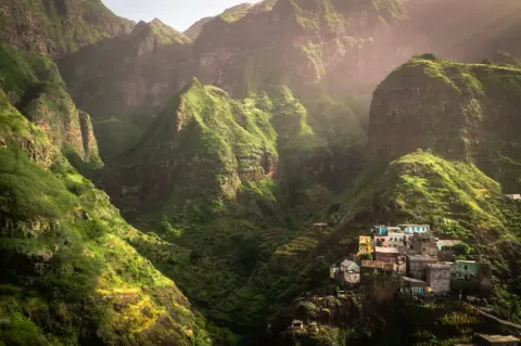 Kleines bunten Dorf an den Hängen der Kapverden. Die Landschaft macht einen tropisch grünen Eindruck.