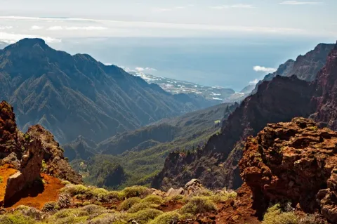 Panoramablick über die roten felsigen Berge auf der Insel La Palma