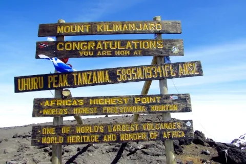 Das Schild, welches das Erreichen des Uhuru Peaks kennzeichnet mit Informationen über den Gipfel.