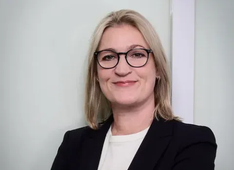 Jeanette Buller, die neue Bereichsleiterin Marketing, Vertrieb und Flug bei Hauser Exkursionen, lächelt in die Kamera.