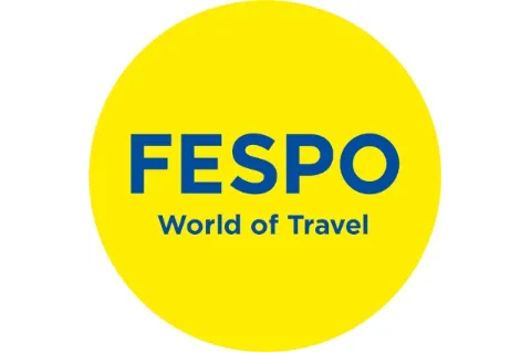 In blauer Schrift steht "FESPO World of Travel" in einem gelben Kreis