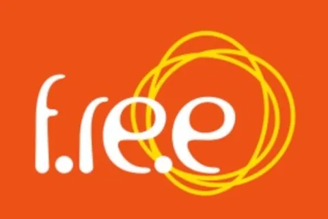 In weißer Schrift steht der Messename free auf orangenem Hintergrund und einem gelben Kreis.
