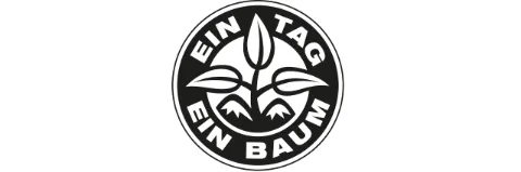 Ein schwarzer Kreis auf weißem Hintergrund. In dem Kreis steht "Ein Tag ein Baum". In der Mitte ist eine kleine Pflanze mit drei Blätter abgebildet.