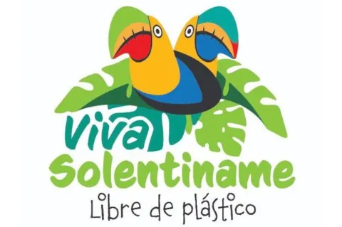 Zwei bunte Kakadus sind über dem Schriftzug "Viva Solentiname - Libre de plástico" abgebildet.