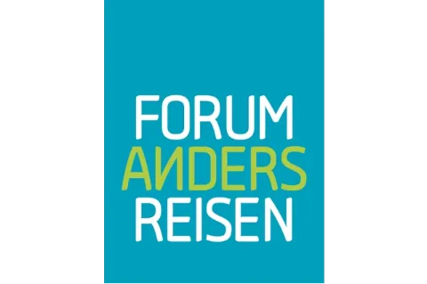 Ein blaues Rechteck vor weißem Hintergrund. Darin steht in weißer Schrift "forum anders reisen"