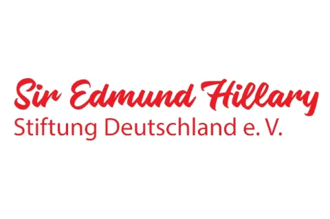 In roter Schrift steht auf weißem Untergrund "Sir Edmund Hillary Stiftung Deutschland e.V."
