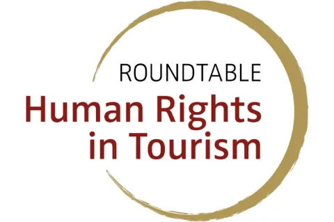 Vor weißen Hintergrund ist in roter Schrift der Name Roundtable Human Rights in Tourism abgebildet. Ein gelber Kreis umgibt die Schrift.