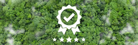 Eine Luftaufnahme eines grünen Waldes zeigt ein Symbol einer Zertifizierung