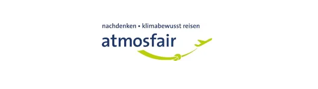 Vor weißem Hintergrund steht in blauer Schrift der Name atmosfair. Darüber stehen die Worte nachdenken und klimabewusst reisen. Darunter ist ein hellgrünes Flugzeug abgebildet