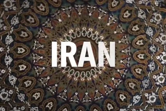 Vor einem runden, braunen, gemusterten Hintergrund steht in weißen Buchstaben der Begriff Iran.