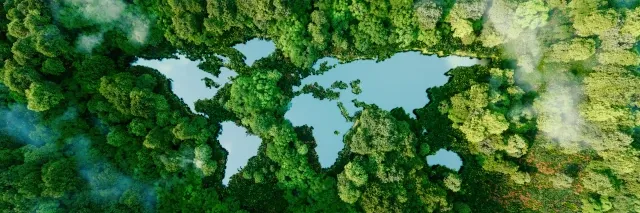 Ein See in Form der Kontinente der Erde inmitten unberührter Natur