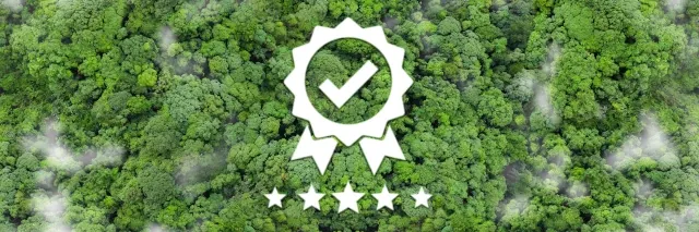 Eine Luftaufnahme eines grünen Waldes zeigt ein Symbol einer Zertifizierung
