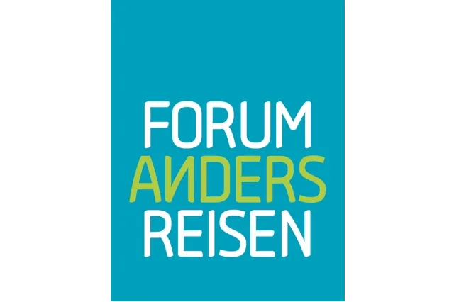 Ein blaues Rechteck vor weißem Hintergrund. Darin steht in weißer Schrift "forum anders reisen"