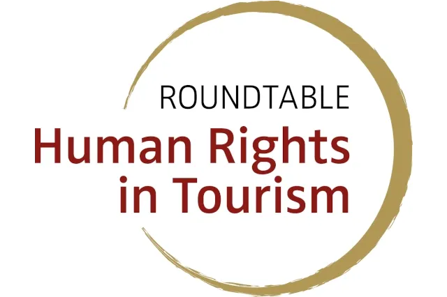 Vor weißen Hintergrund ist in roter Schrift der Name Roundtable Human Rights in Tourism abgebildet. Ein gelber Kreis umgibt die Schrift.
