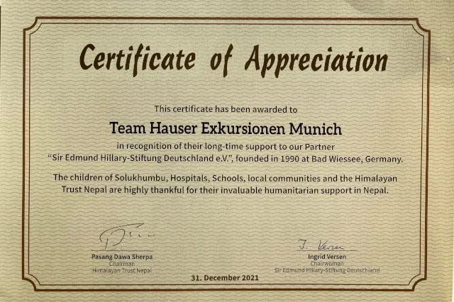 Eine braune Urkunde mit dem Titel "Certificate of Appreciation" ist zu sehen. Auf der Urkunde wird die Firma Hauser Exkursionen für die langjährige Unterstützung der Sir Edmund Hillary Stiftung geehrt. 
