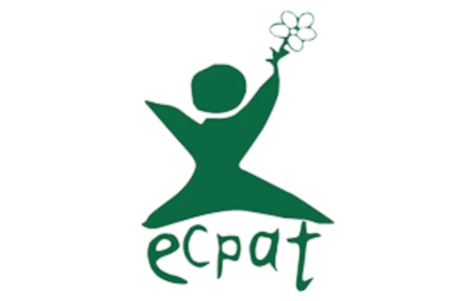Ein grün ausgefüllter Umriss einer Person mit Blume an der Hand vor weißem Hintergrund. Darunter steht in grünen Personen der Begriff "ECPAT".