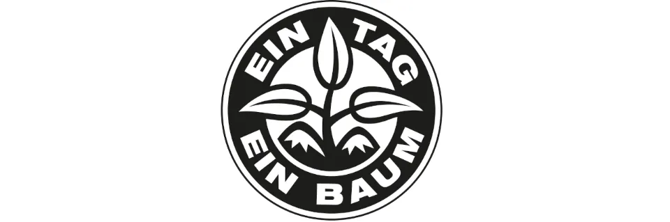 Ein schwarzer Kreis auf weißem Hintergrund. In dem Kreis steht "Ein Tag ein Baum". In der Mitte ist eine kleine Pflanze mit drei Blätter abgebildet.