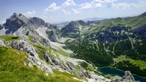 Aussicht auf eine Bergkette mit einem See im Tal.