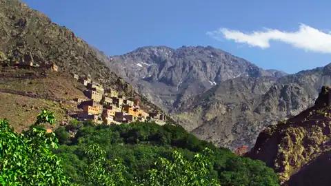 Blick auf Berberdörfer und den Hohen Atlas.