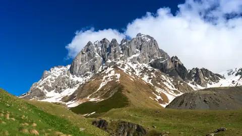 Schneebedeckte Berggipfel im Hintergrund.