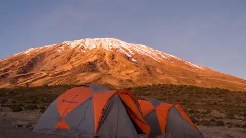 Campingplatz am Kilimandscharo mit Blick auf den Gipfel.