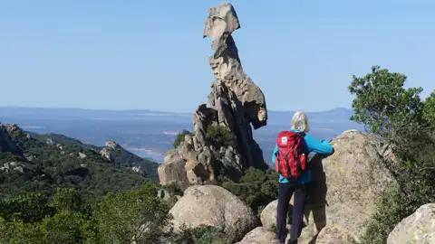 Wanderer bei einer ungewöhnlichen Felsformation auf einer Wanderung.
