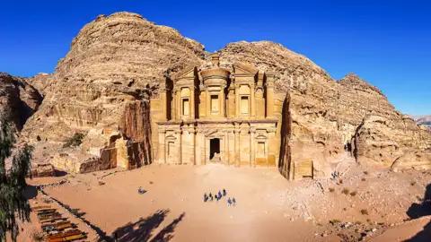 Das Schatzhaus in Petra, Jordanien, ausgemeißelt in den Sandstein.