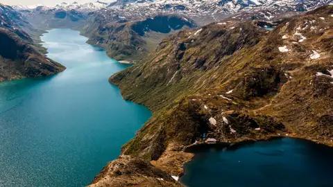 Panoramablick auf einen Fjord und schneebedeckte Berge.