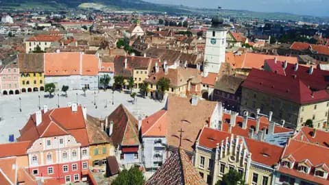 Luftbild des Stadtzentrums mit Blick auf die historischen Gebäude und den Hauptplatz.