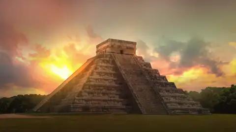 Die Pyramide von Kukulcán in Chichén Itzá bei Sonnenuntergang.