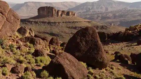 Felsformationen und Geröll prägen diese Landschaft.