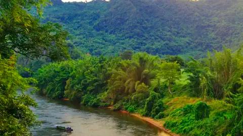 Szenische Flussfahrt durch üppigen Dschungel und bergige Landschaft.