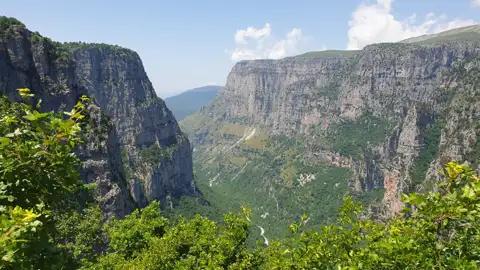 Steile Felswände und üppige Vegetation einer tiefen Schlucht.