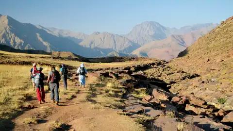 Wanderer auf einem Bergpfad in den Bergen.
