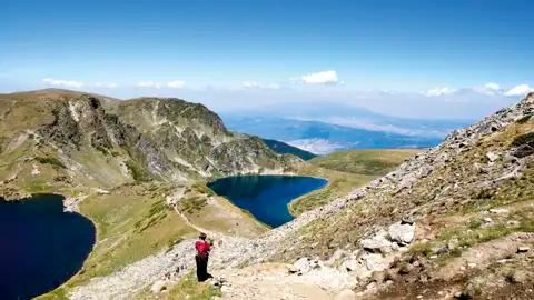 Wanderweg zu einem Bergsee inmitten einer Berglandschaft.