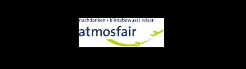 Vor weißem Hintergrund steht in blauer Schrift der Name atmosfair. Darüber stehen die Worte nachdenken und klimabewusst reisen. Darunter ist ein hellgrünes Flugzeug abgebildet