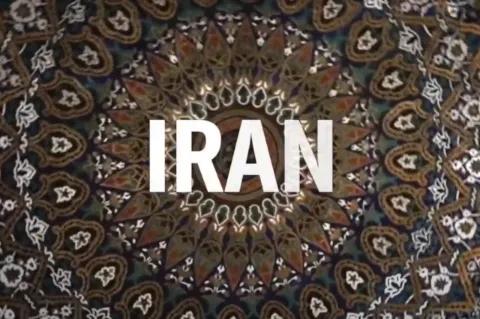 Vor einem runden, braunen, gemusterten Hintergrund steht in weißen Buchstaben der Begriff Iran.