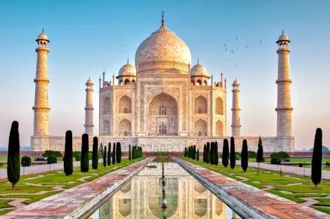 Moschee mit zwei Minaretten an der Seite hinter einem schön angelegten Wassergraben, in dem sich das Gebäude spiegelt