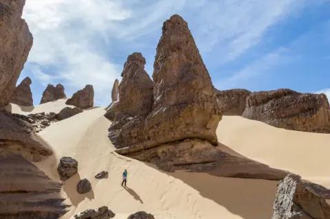 Blick auf Sand und Felsen der algerischen Wüste.