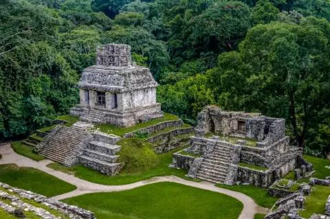 Blick auf eine alte Ruine inmitten des Waldes in Mexiko.