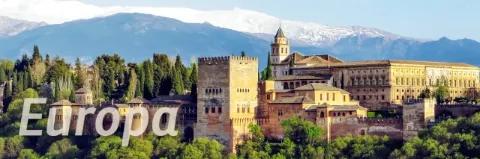 Unten links im Bild steht "Europa". Dahinter ist ein Dorf auf einem Berg mit typisch italienischen Gebäuden.