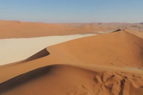 Sanddünen unter blauem Himmel