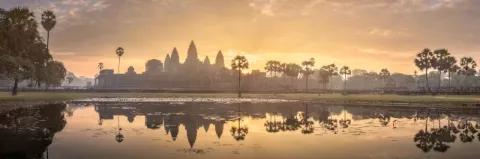 Alte Tempelanlage spiegelt sich im Wasser eines Sees bei Morgenlicht