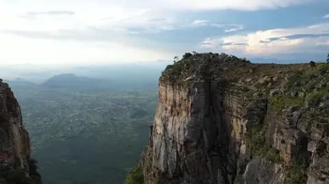 Auf dem Bild ist ein hoher Fels in Angola zu sehen.